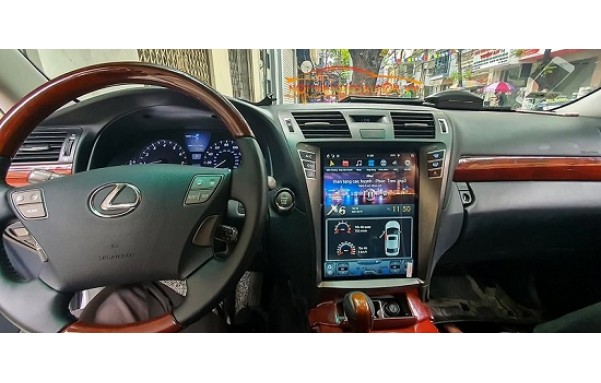 Màn hình Tesla cho xe Lexus LS460L