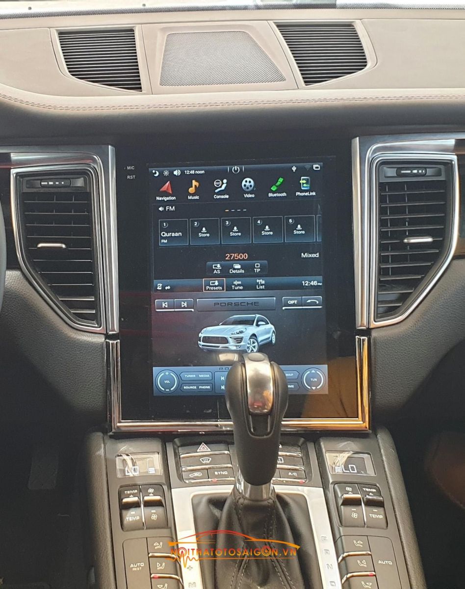 man-hinh-Tesla-Porsche-Mancan