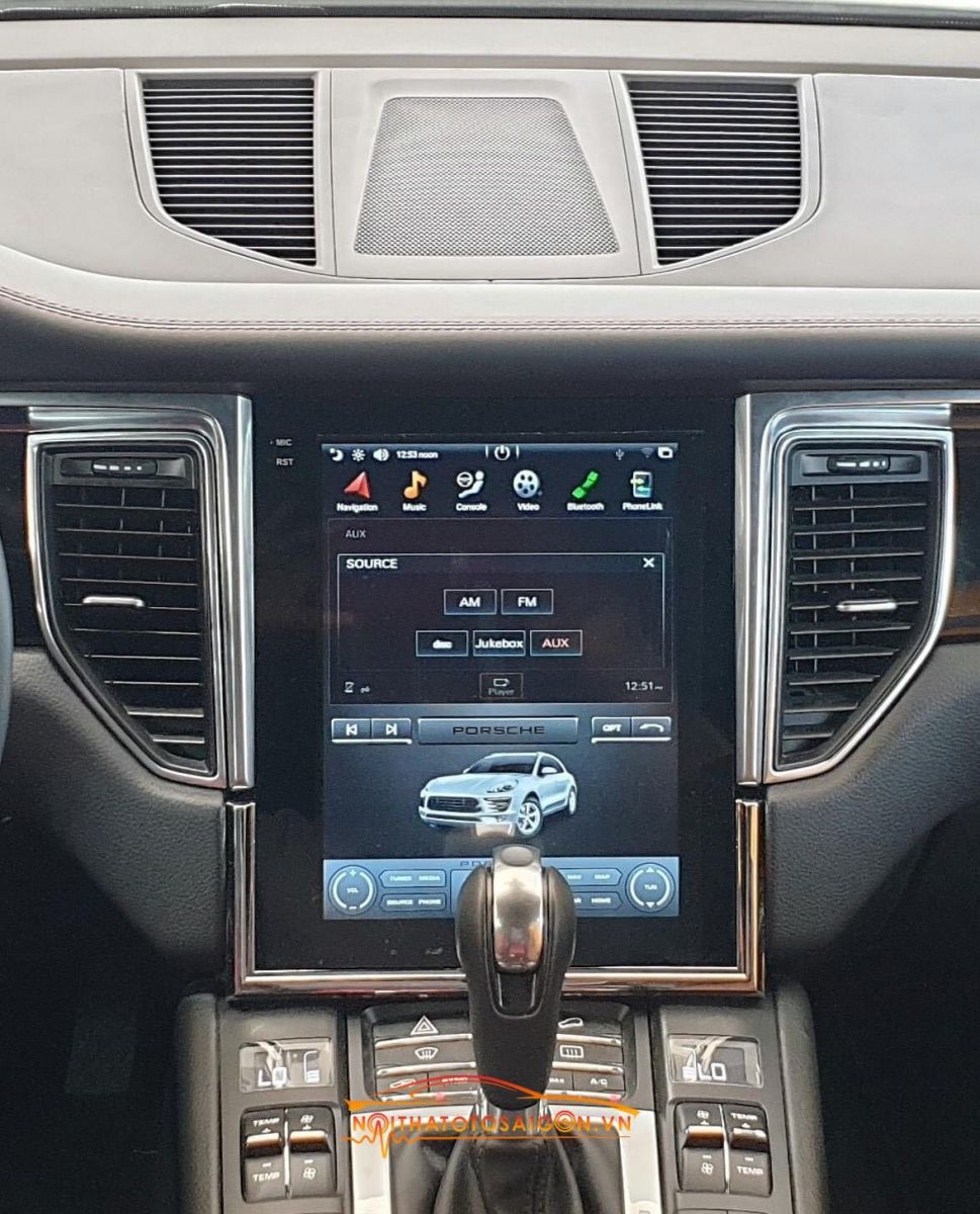 man-hinh-Tesla-Porsche-Mancan