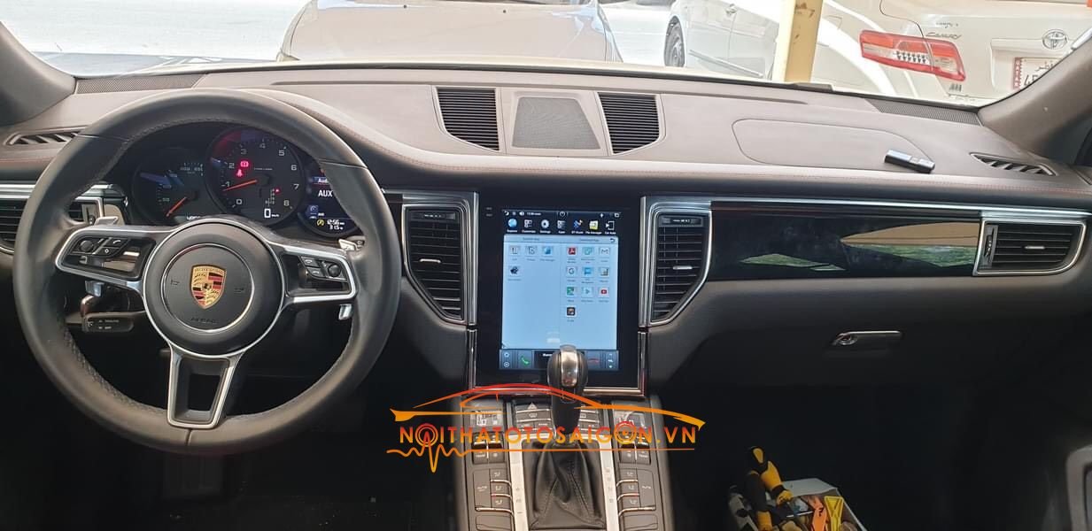 man-hinh-Tesla-Porsche-Mancan