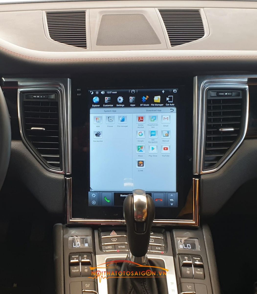 man-hinh-Tesla-Porsche-Mancan