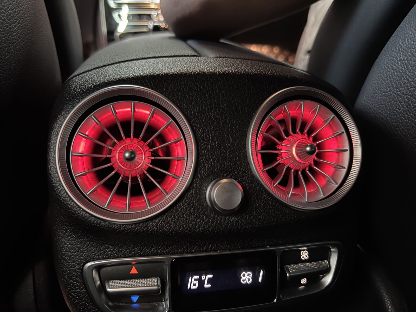 he-thong-cua-gio-dieu-hoa-tuabin-led-cho-mercedes-e-class